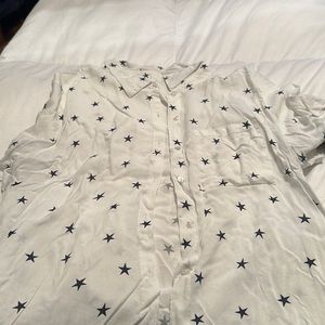 Buttoned star shirt. Cropped